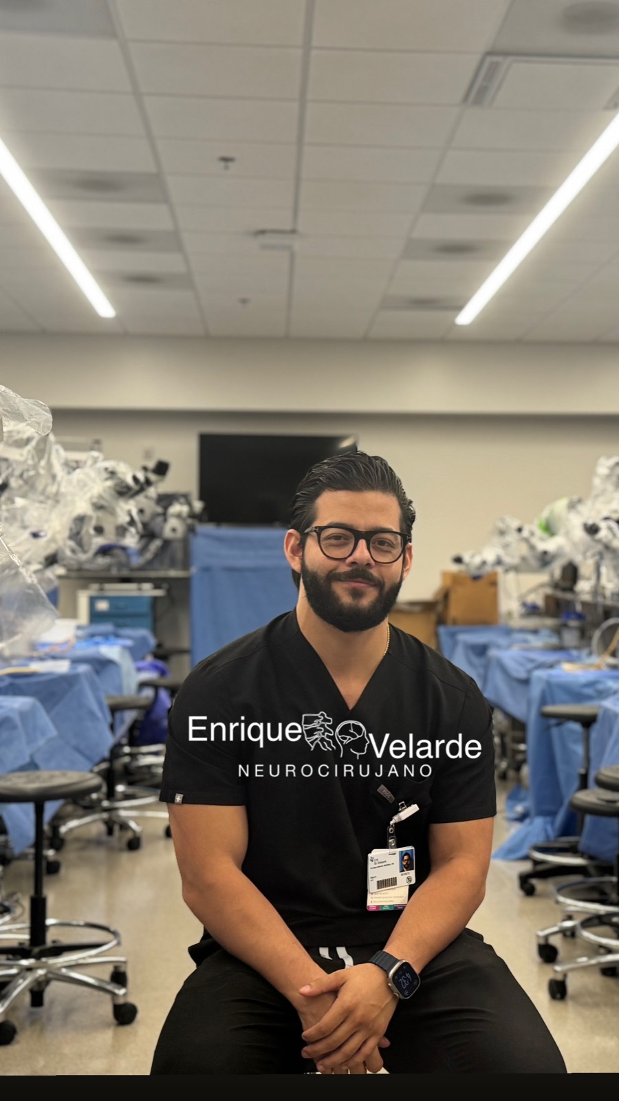 Dr. Enrique Velarde en quirófano, vestido con uniforme quirúrgico